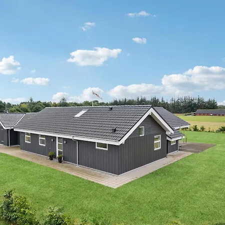 4 Bedroom Cozy In Holiday home Hadsund