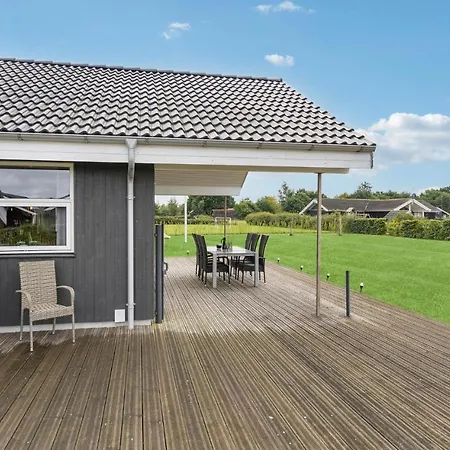 4 Bedroom Cozy In Holiday home