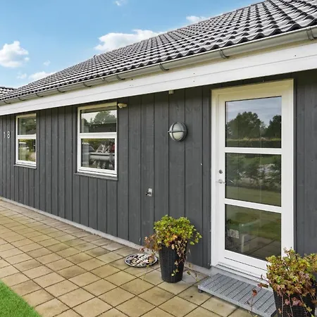 4 Bedroom Cozy In Holiday home *