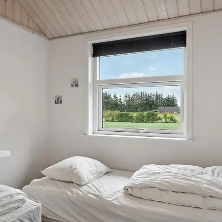 4 Bedroom Cozy In Holiday home *